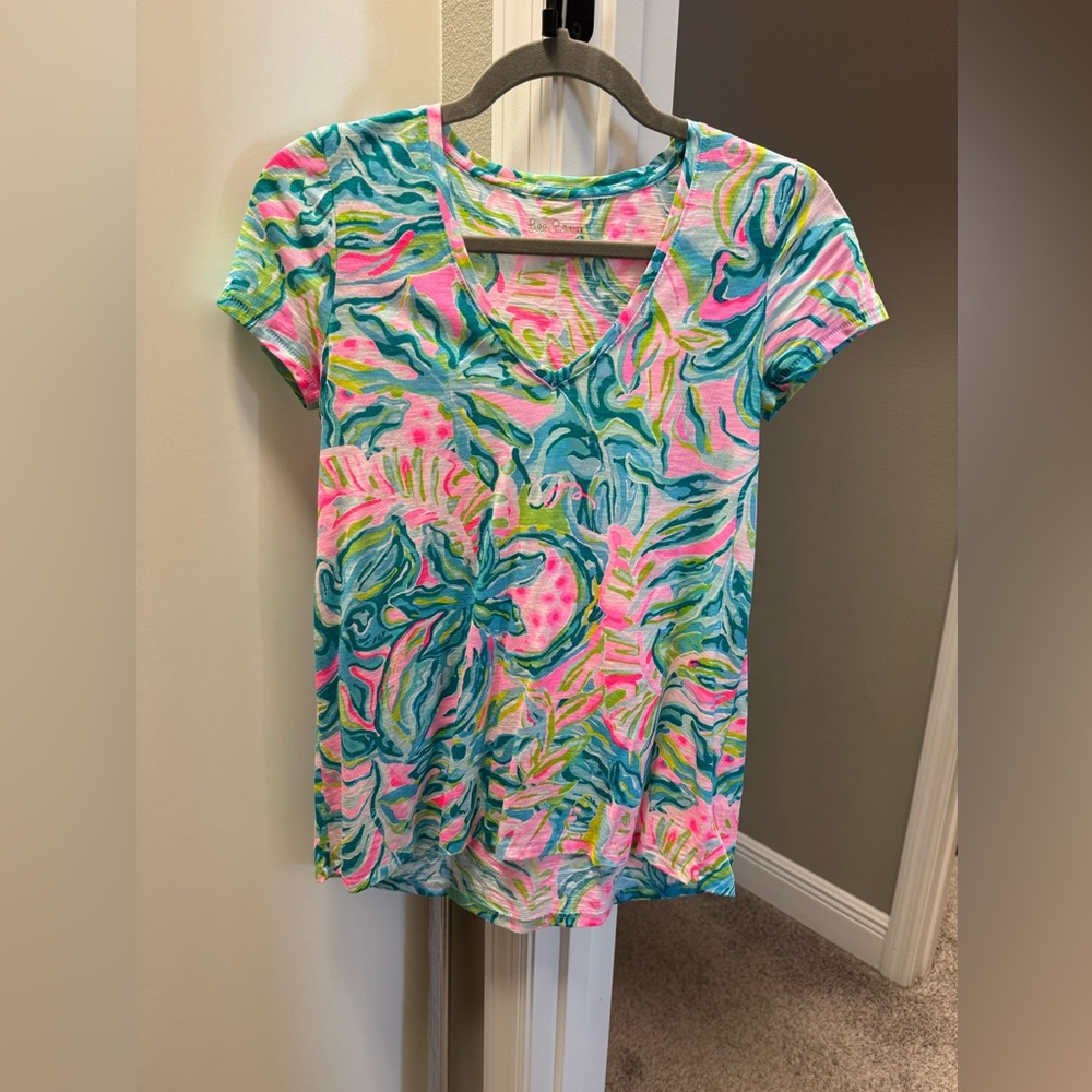 Extremely gently used Lilly Pulitzer Etta v neck tee XXS